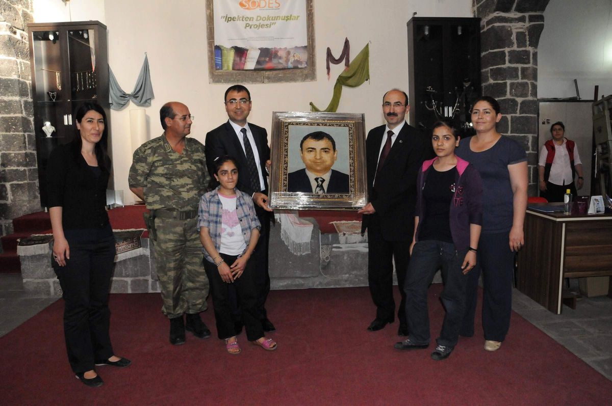 Vali Toprak'a İpek'ten Portre Hediye Edildi