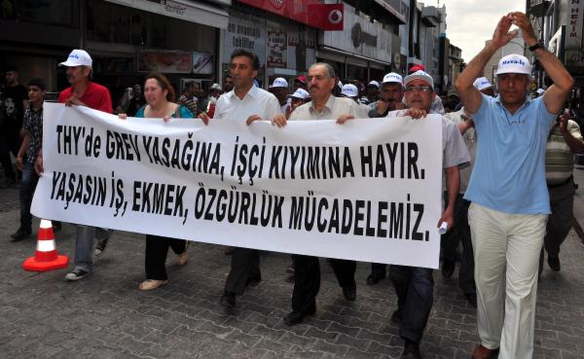 Adana\'da Havacılıkta Grev Yasağına Protesto
