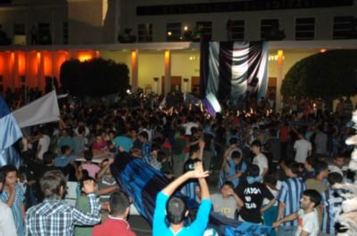 Adana Demirspor Taraftarı Şampiyonluğu Kutladı