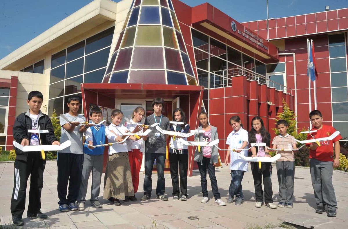 Altındağlı Gençler Model Uçak Yapıyor