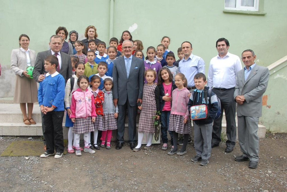 Başkan Yılmaz Çocukları Sevindirdi