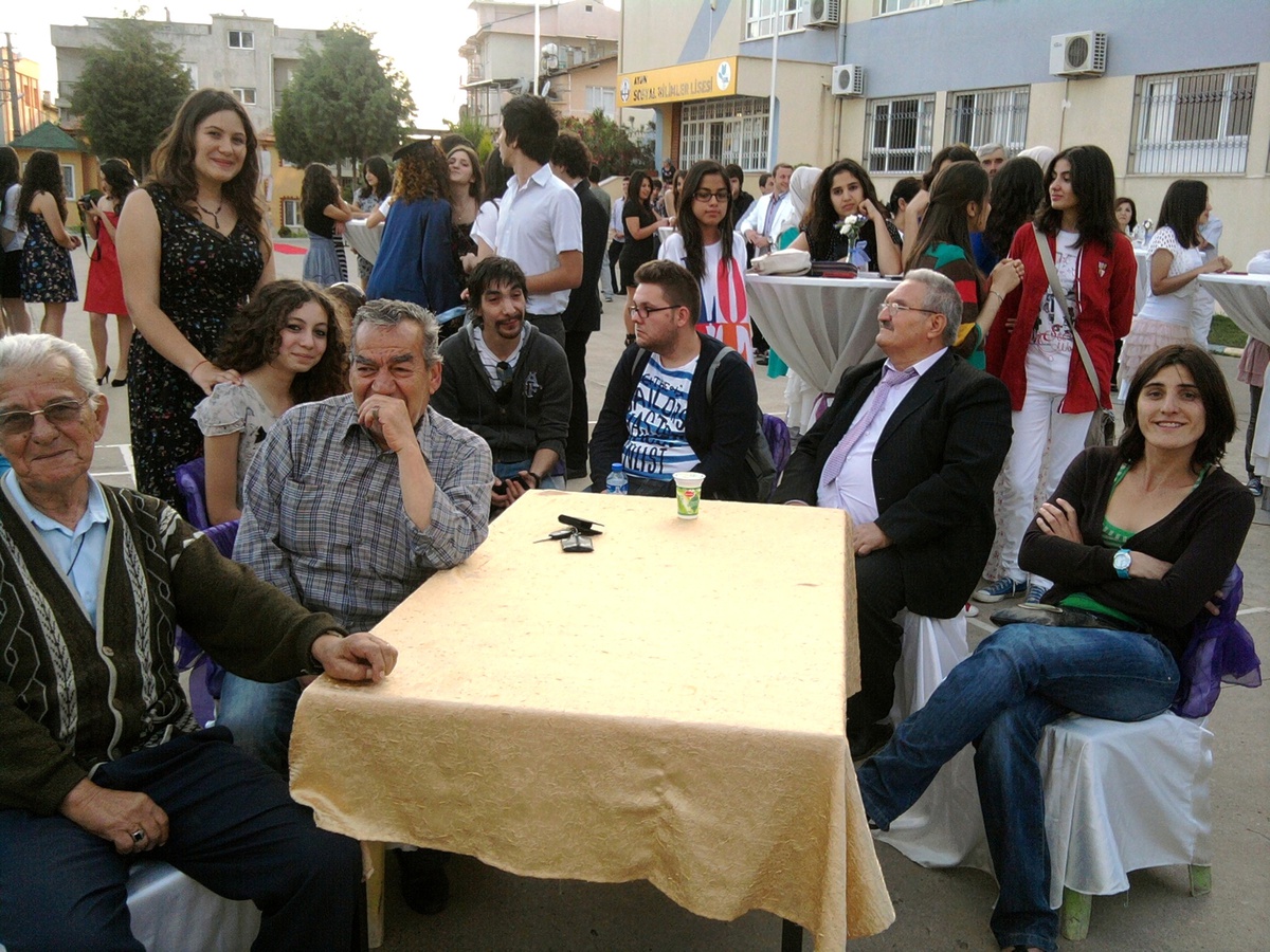 Bir Tatlı Huzur Vermeye Gelen Gençler, Huzurevi Sakinlerini Sevindirdi