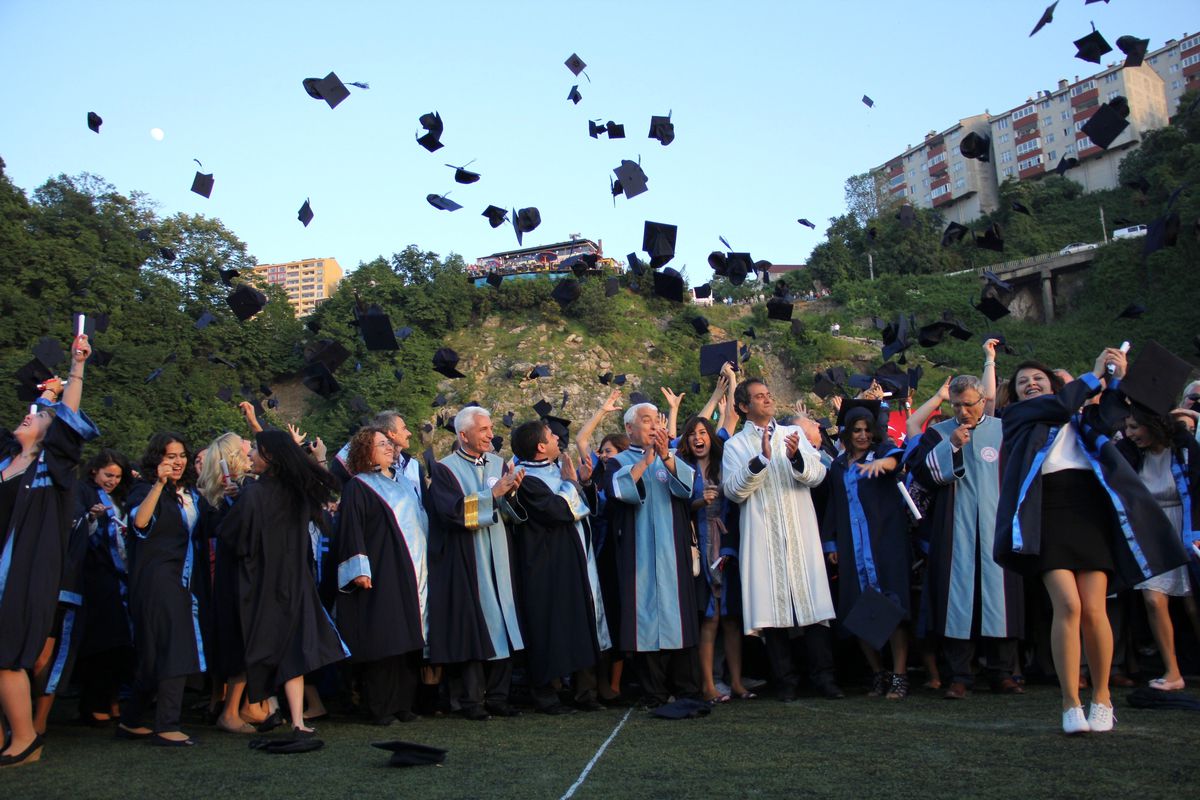 Bülent Ecevit Üniversitesi\'nde 2 Bin Öğrenci Mezun Oldu