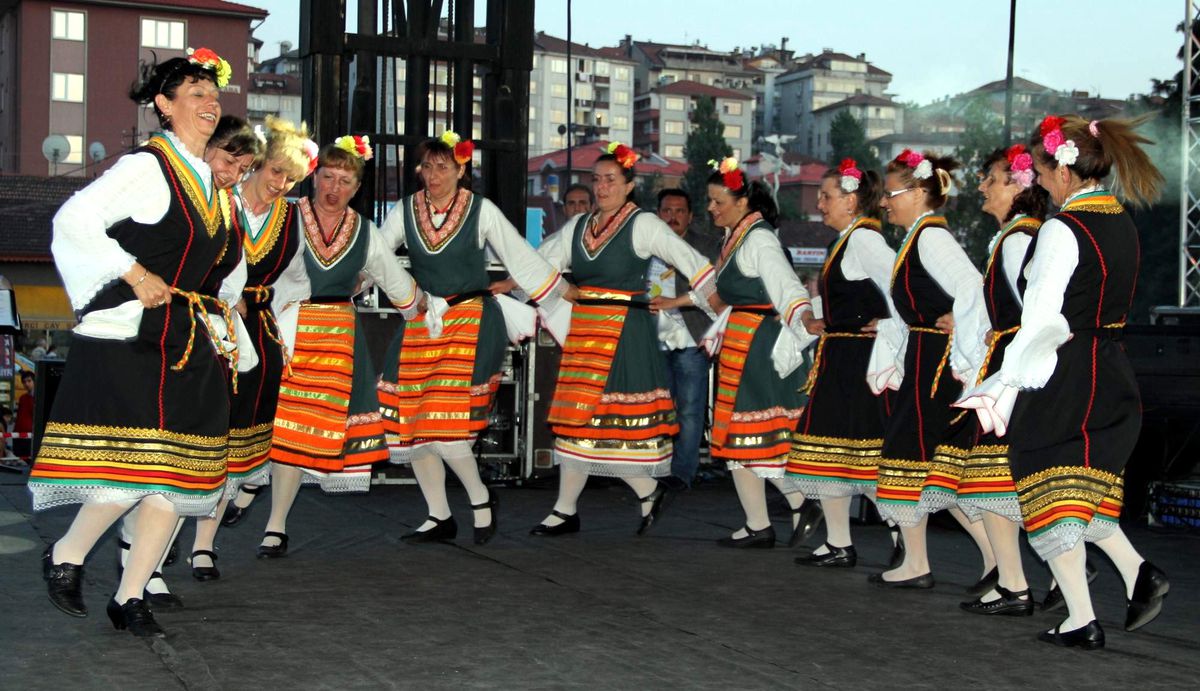 Bulgaristan Halk Oyunları Ekibi Hünerlerini Sergiledi