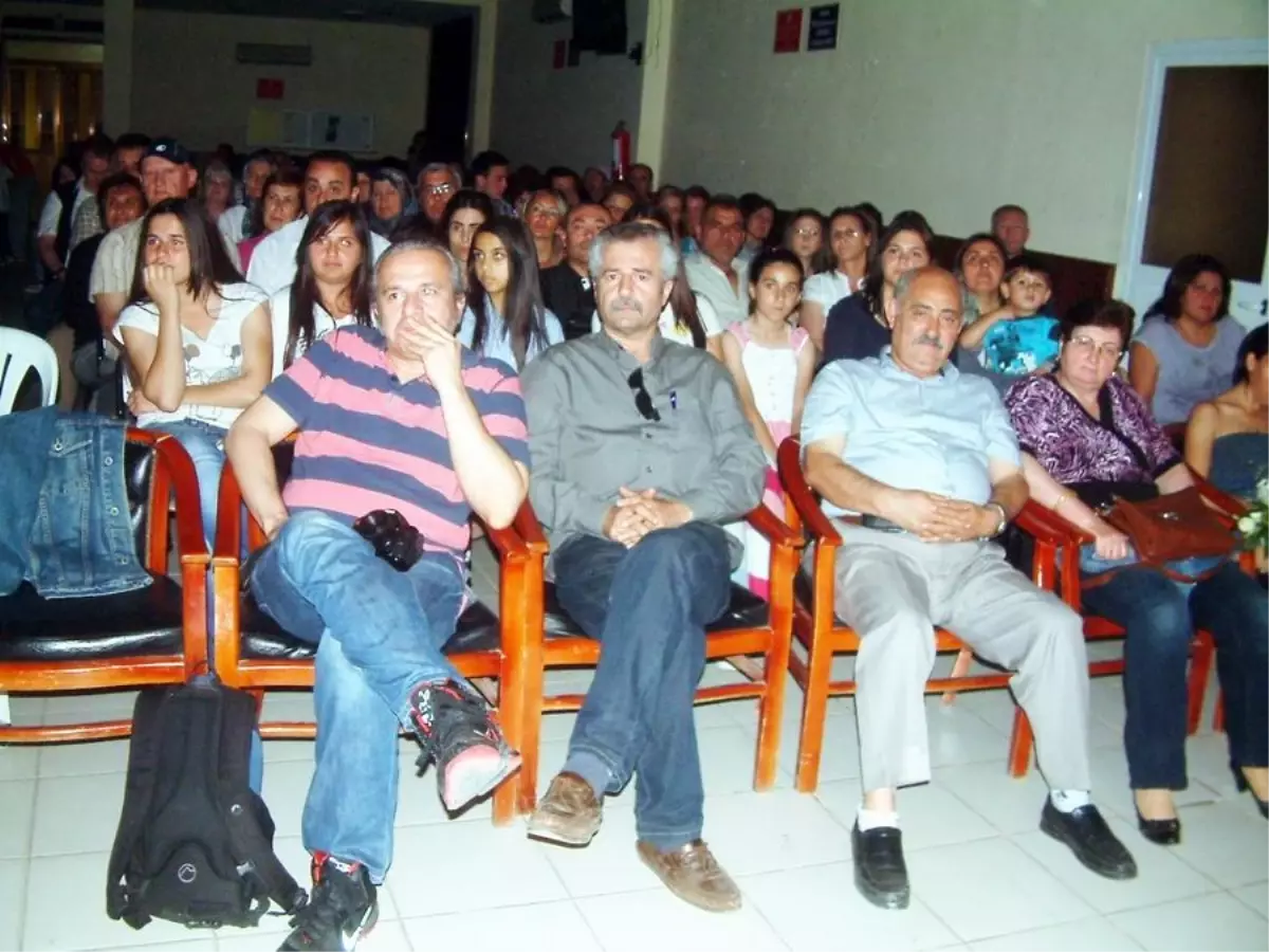 Burhaniye'de Liseli Tiyatrocuların Oyunu İlgi Gördü