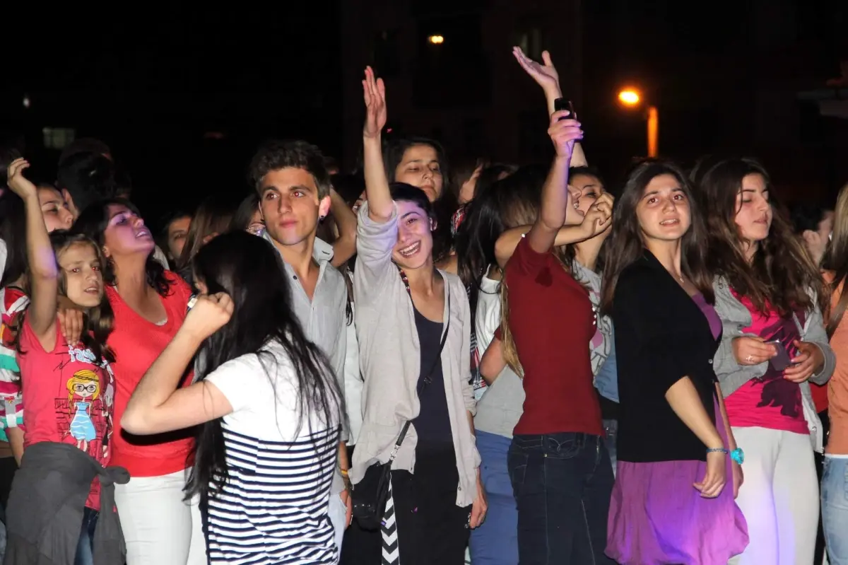 Çilek Festivalinde Zemheri Gurubu Eğlendirdi