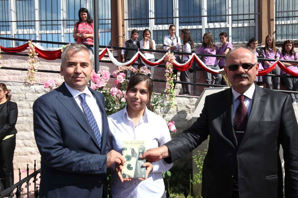 Denizli Belediyesi'nden Öğrencilere Karne Hediyesi