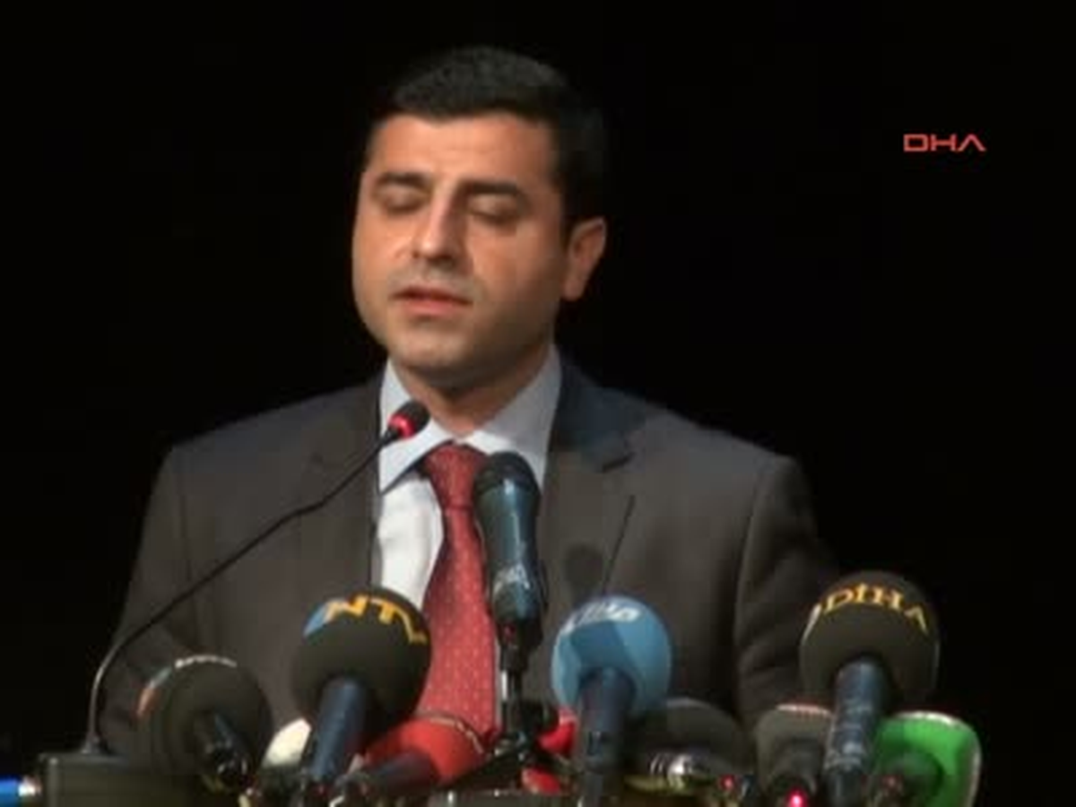 Diyarbakırek1bdp Lideri Demirtaş Konuşurken Arkasında Yere Kaleş Mermisi Bırakıldı