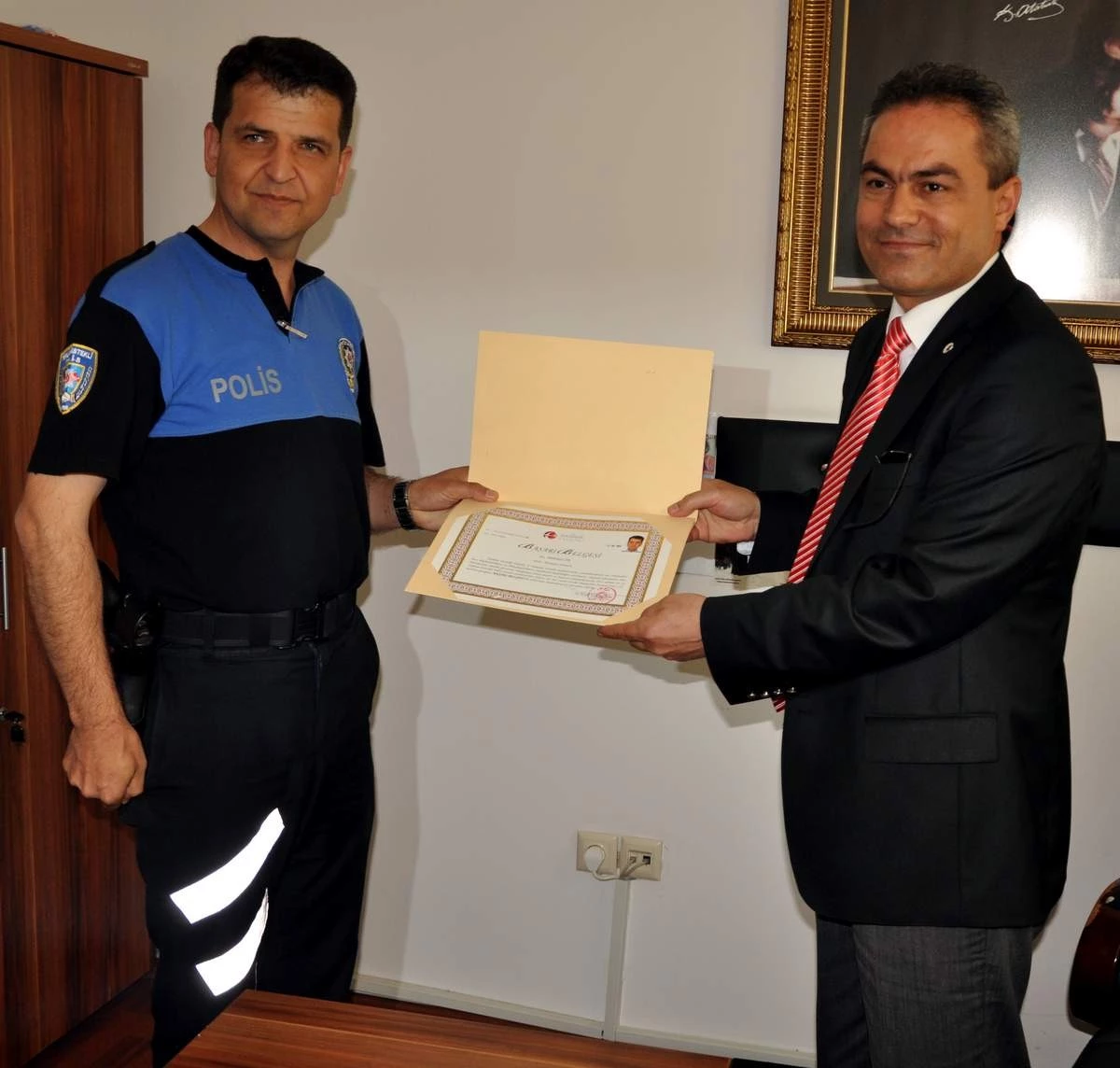 Eskişehir\'de Başarılı Polis Memuruna Altın Hediye Edildi