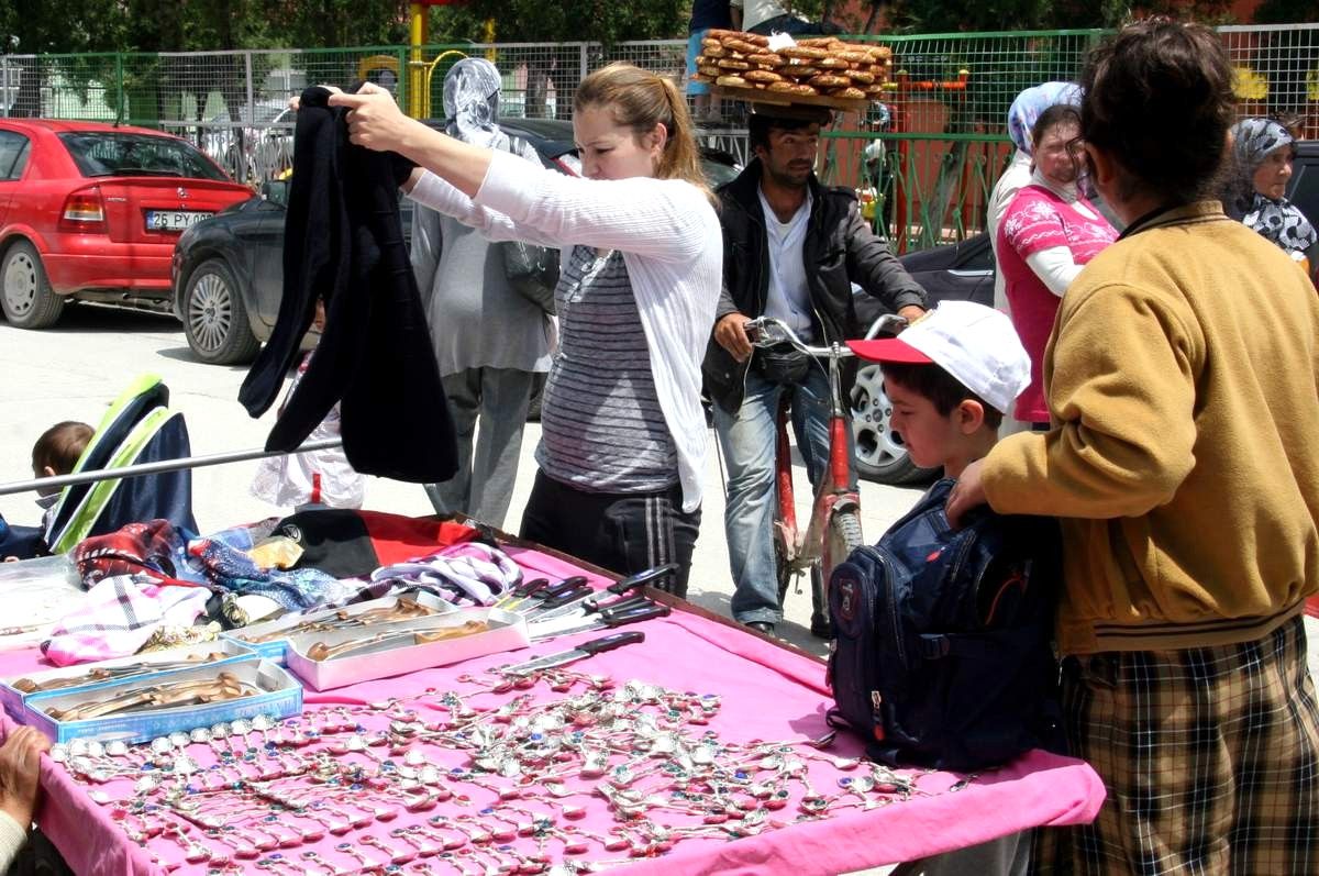 Eskişehir'de Bir İşportacının Okul Önünde Bıçak Satmasına Tepki