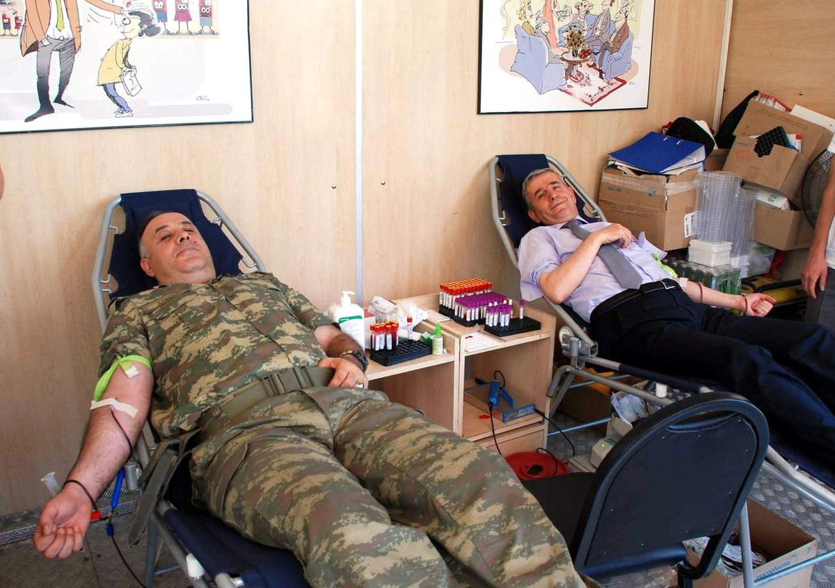 Garnizon Komutanı ve Emniyet Müdürü'nden Kızılay'a Kan Bağışı