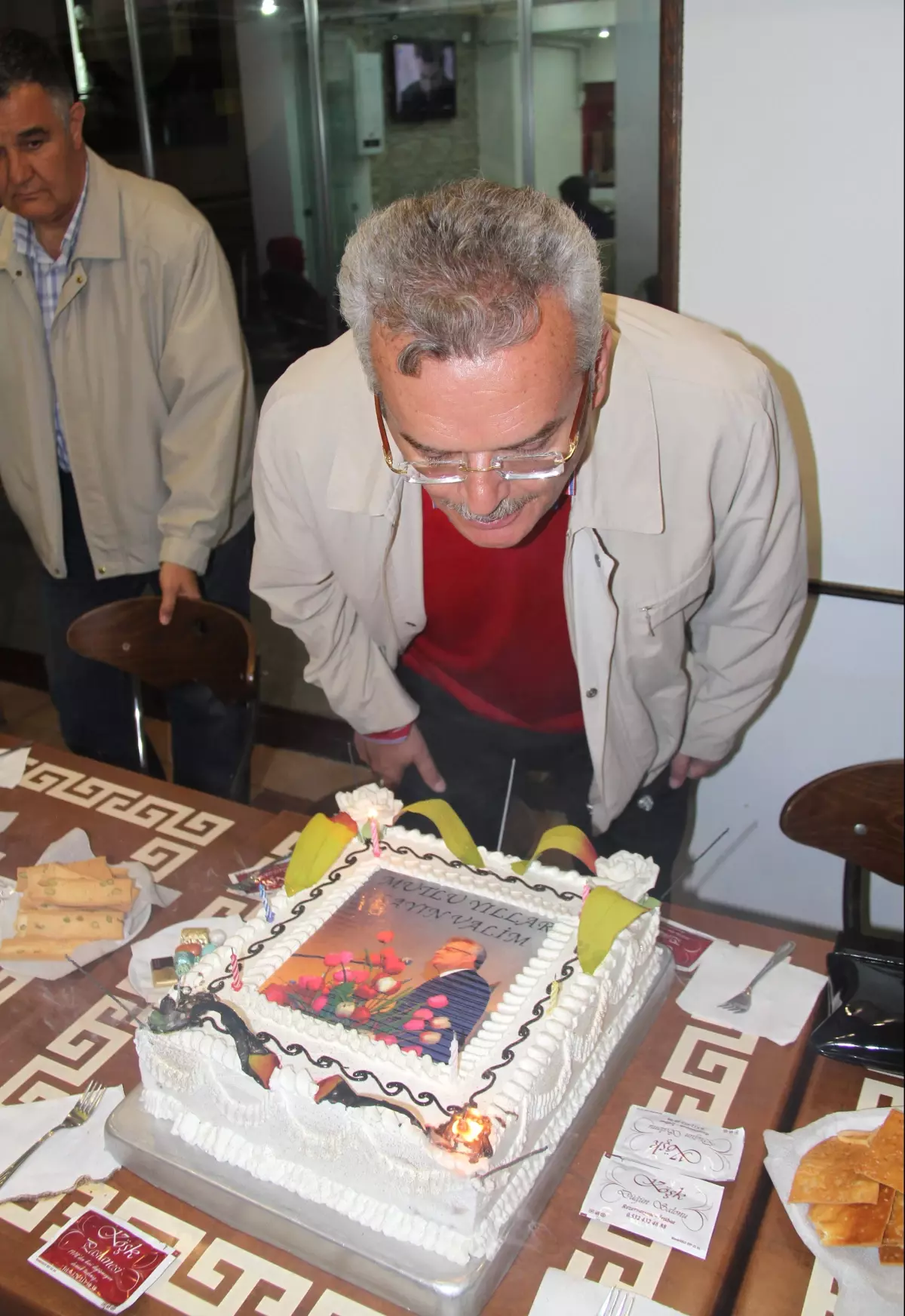 Gazetecilerden Valiye Doğum Günü Sürprizi