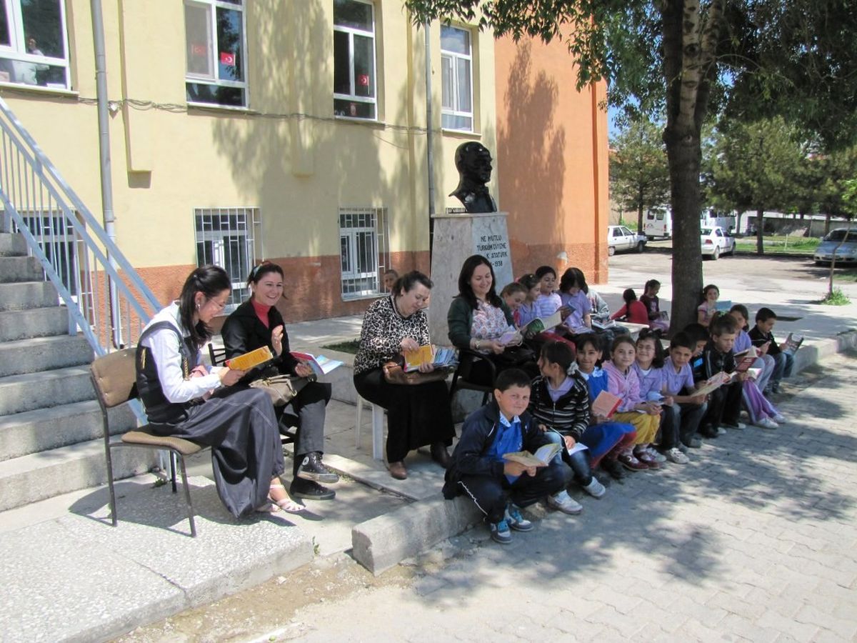 Hisarcık'ta Miniklerin Okuma Saati Bahçede Yapıldı