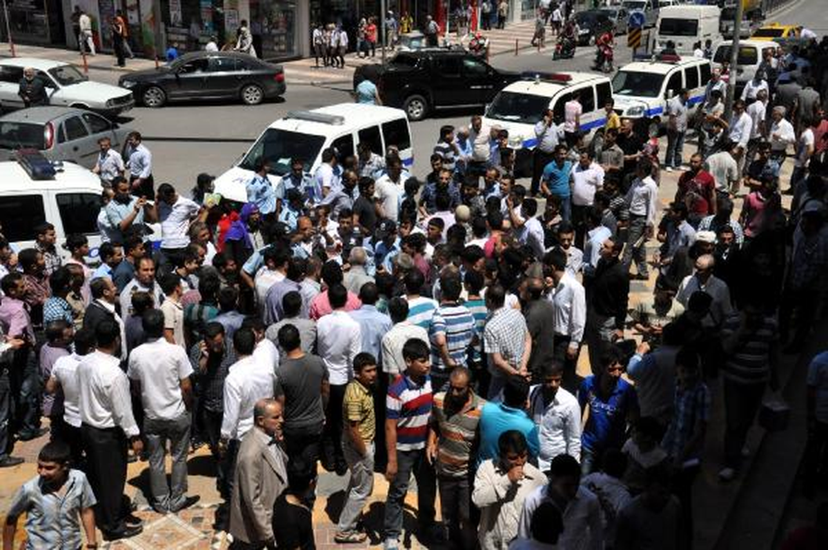 Kaçak Ürün Baskınlarını Protesto Eden Pasaj Esnafı Birbirine Girdi, Polis Biber Gazı ile Müdahale...