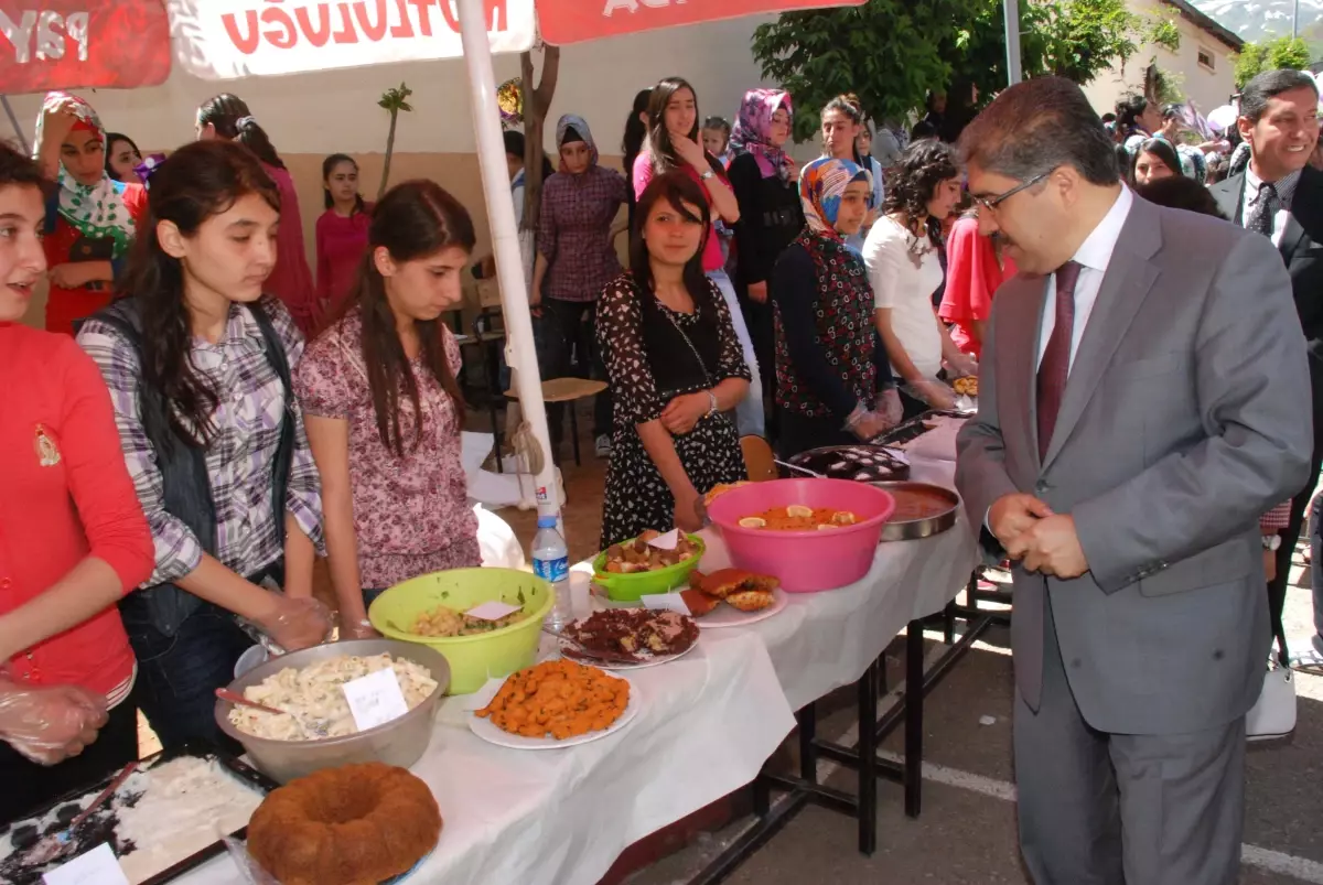 Kız Öğrencilerden Yıl Sonu Sergisi