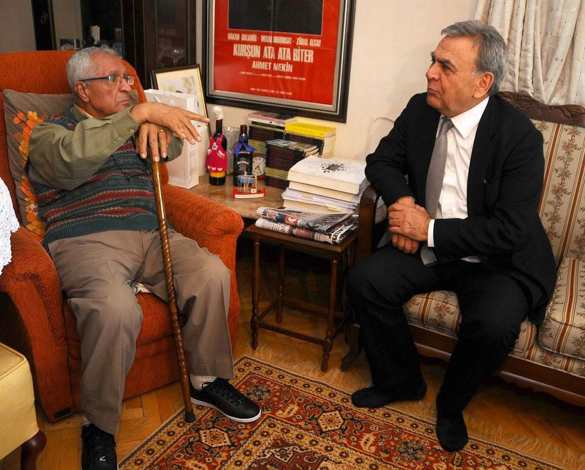 Kocaoğlu'ndan İzmirli Yazarı Evinde Ziyaret