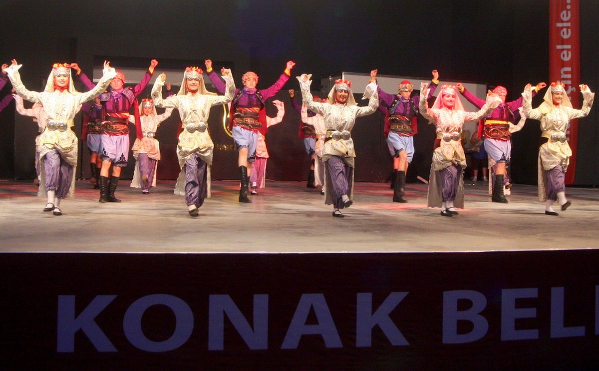 Konak'ta Halk Oyunları Coşkusu