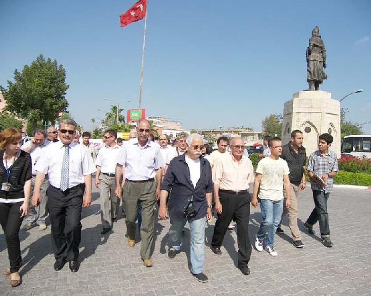 Levent Kırca: Tiyatrolar Kapatılamaz