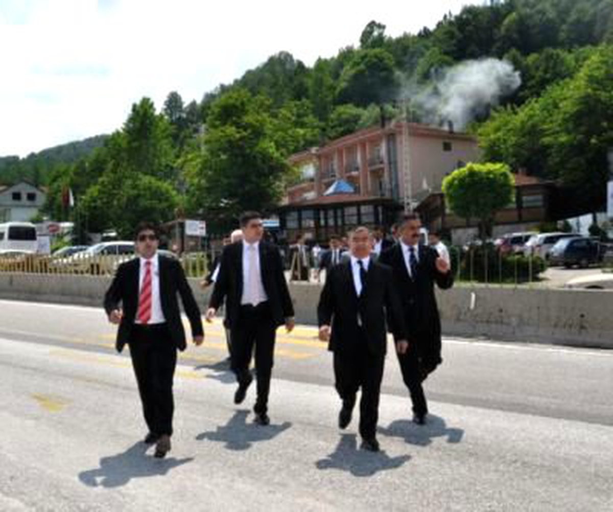 Milli Savunma Bakanı İstanbul'a Giderken Bolu Dağı'nda Mola Verdi