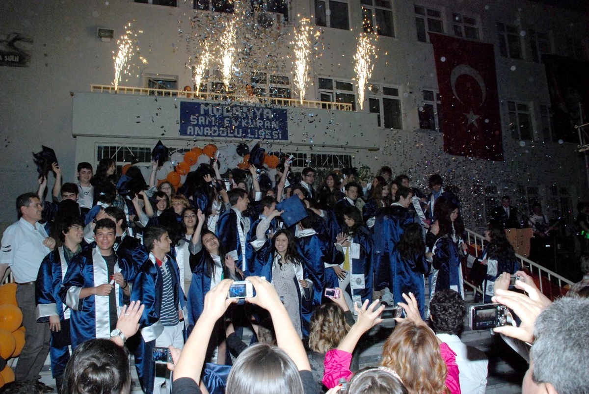 Mudanya Anadolu Lisesi'nde Mezuniyet Coşkusu