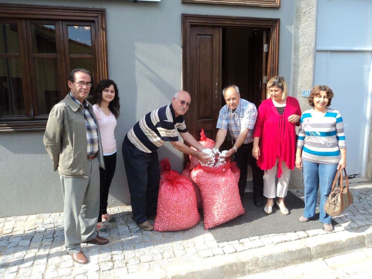 Ödemiş'te İpekböcekçiliğinde Yılın İlk Hasadı: 2 Kutu Larvayı 35 Günde Yetiştirdiler