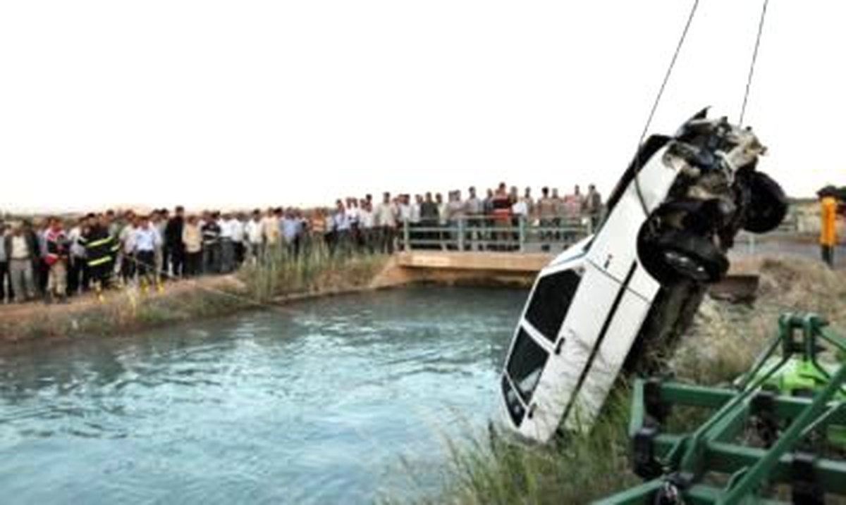 Otomobille Su Kanalına Uçan 5 Kadın Öğretmeni Köylüler Kurtardı