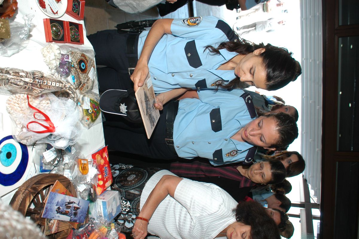 Polis Eşlerinden Kermes