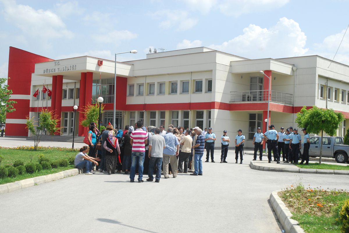 Prefabrik Sakinleri Düzce Valiliği'ne Yürüdü