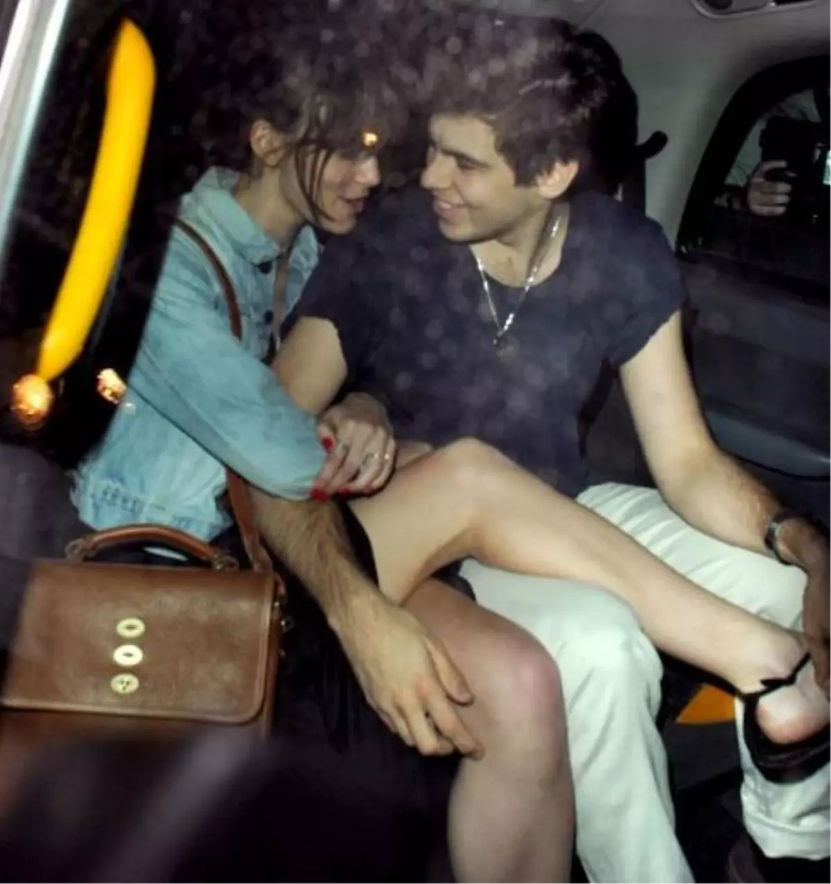 Taze Nişanlıların Taksi Romantizmi!