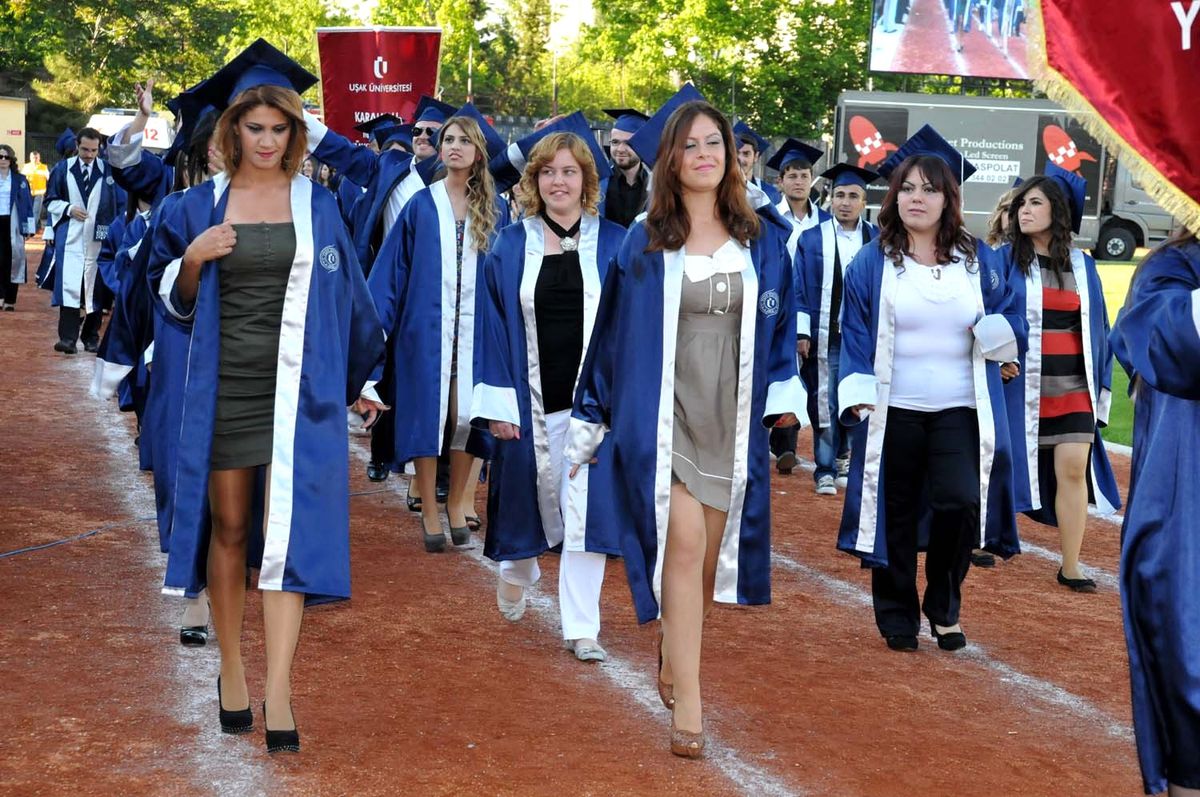 Uşak Üniversitesi'nde Mezuniyet Coşkusu
