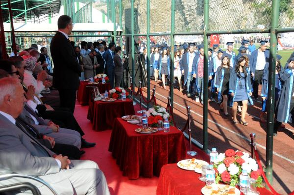 Vali, 2 Bin Öğrenciyi 35 Dakika Ayakta Selamladı