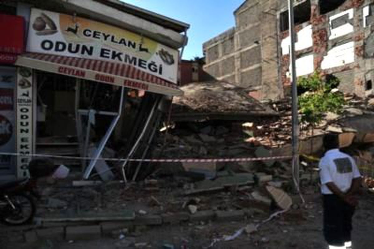 Van\'da Ağır Hasarlı 4 Katlı Bina Fırının Üstüne Yıkıldı
