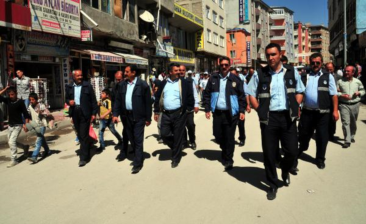 Van\'da, Arkadaşları Bıçaklanan Zabıtadan Gösteri