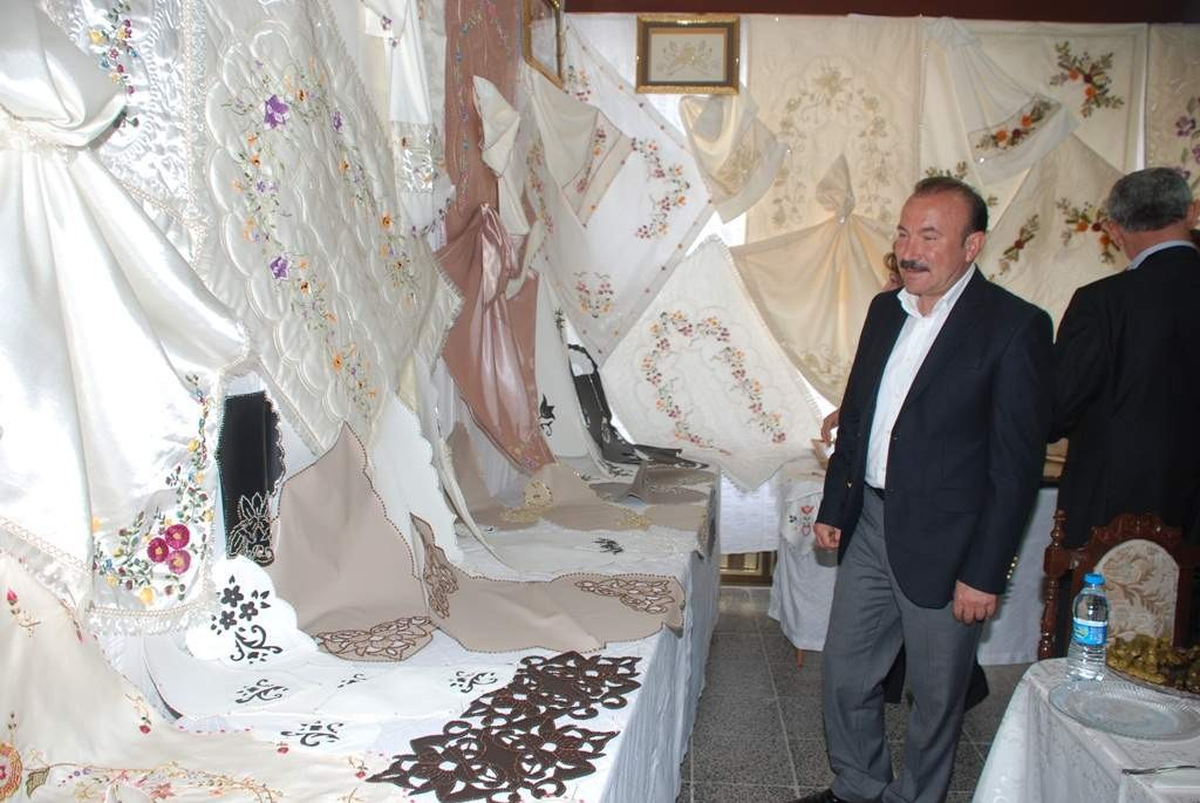 Açılıştan Açılışa Koştular