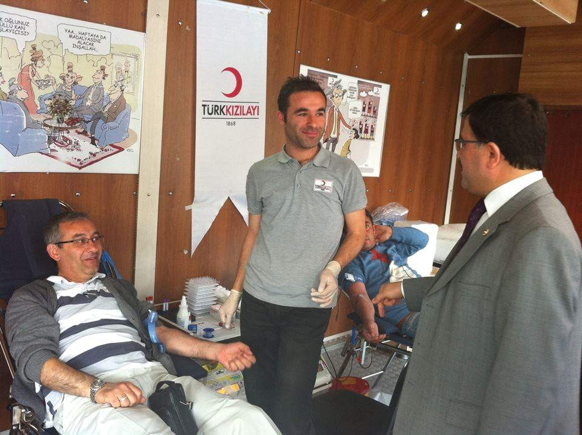 AK Parti Yozgat Milletvekili Yusuf Başer Kızalay Kan Bağışı Tırını Ziyaret Etti