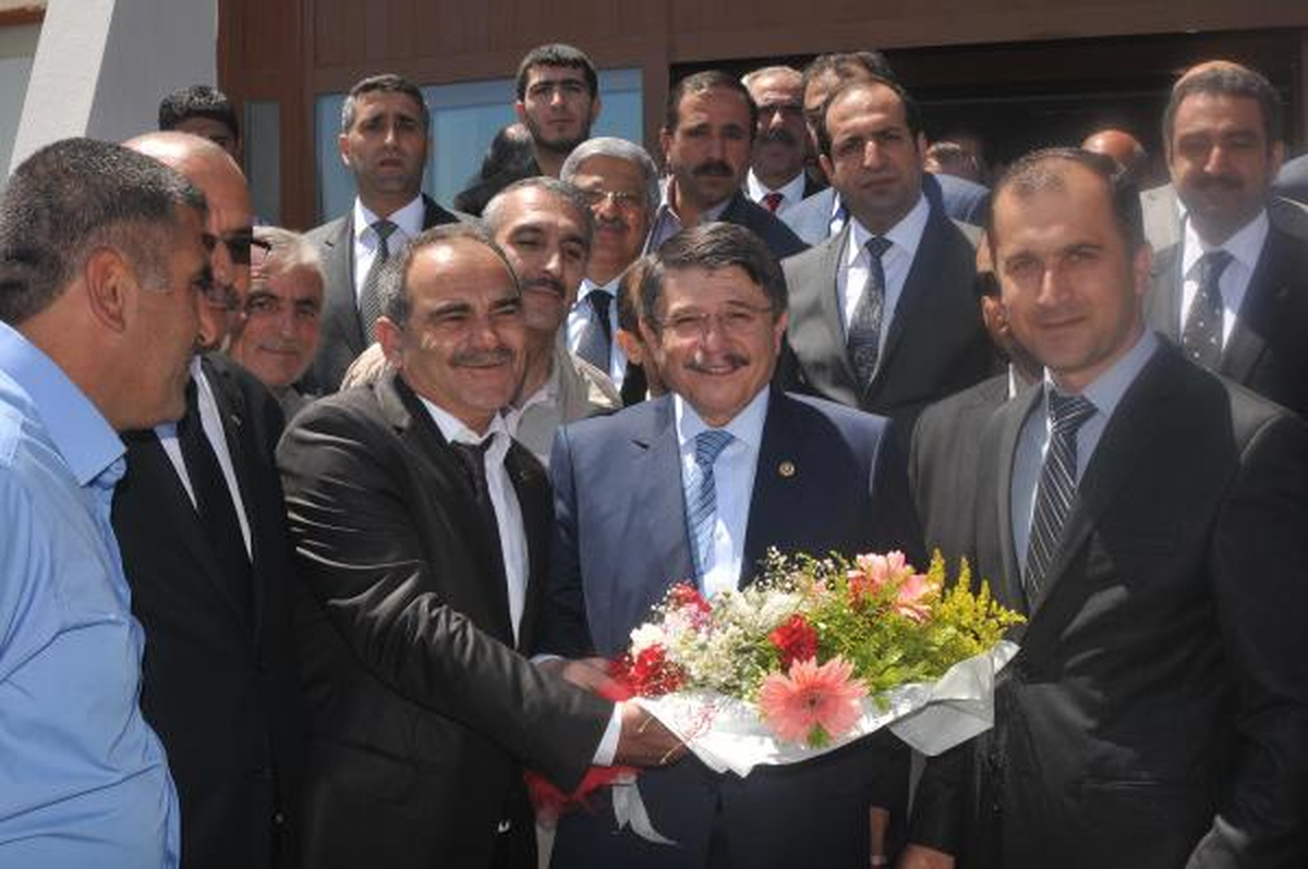 Ak Partili Tanrıverdi, BDP\'li Belediyelerin Vatandaşa Hizmet Yerine Dağa Destek Verdiklerini Öne...