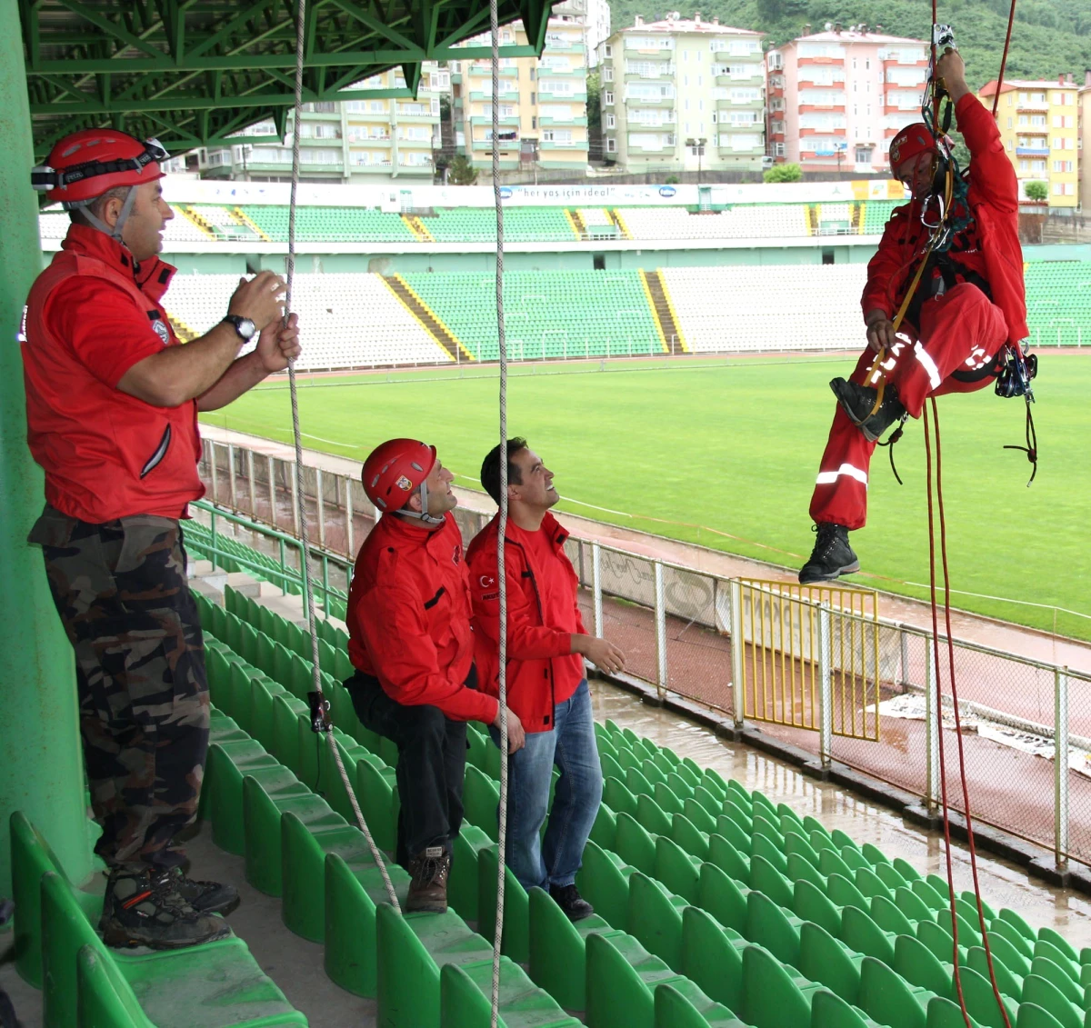 Akut Giresun Ekibi İp Tekniklerini Stadyum Tribünlerinde Çalıştı