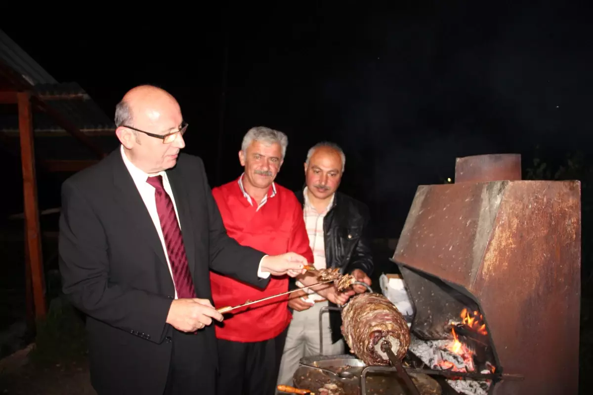 Alman Bakan Erzurum\'da Cağ Kebabı Kesti