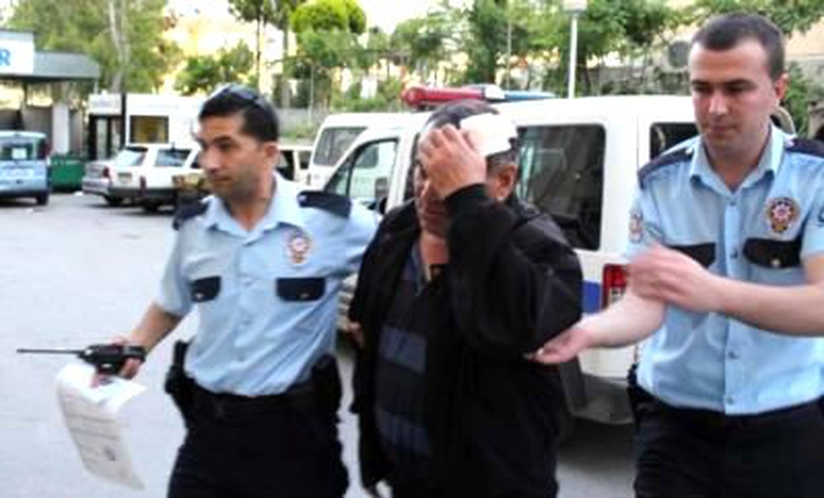 Ayrıldığı Eşini ve Kızını Öldüren Zanlı İzmir\'de Yakalandı (2)