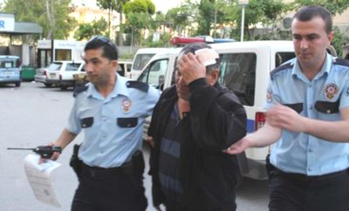 Ayrıldığı Eşini ve Kızını Öldüren Zanlı İzmir\'de Yakalandı
