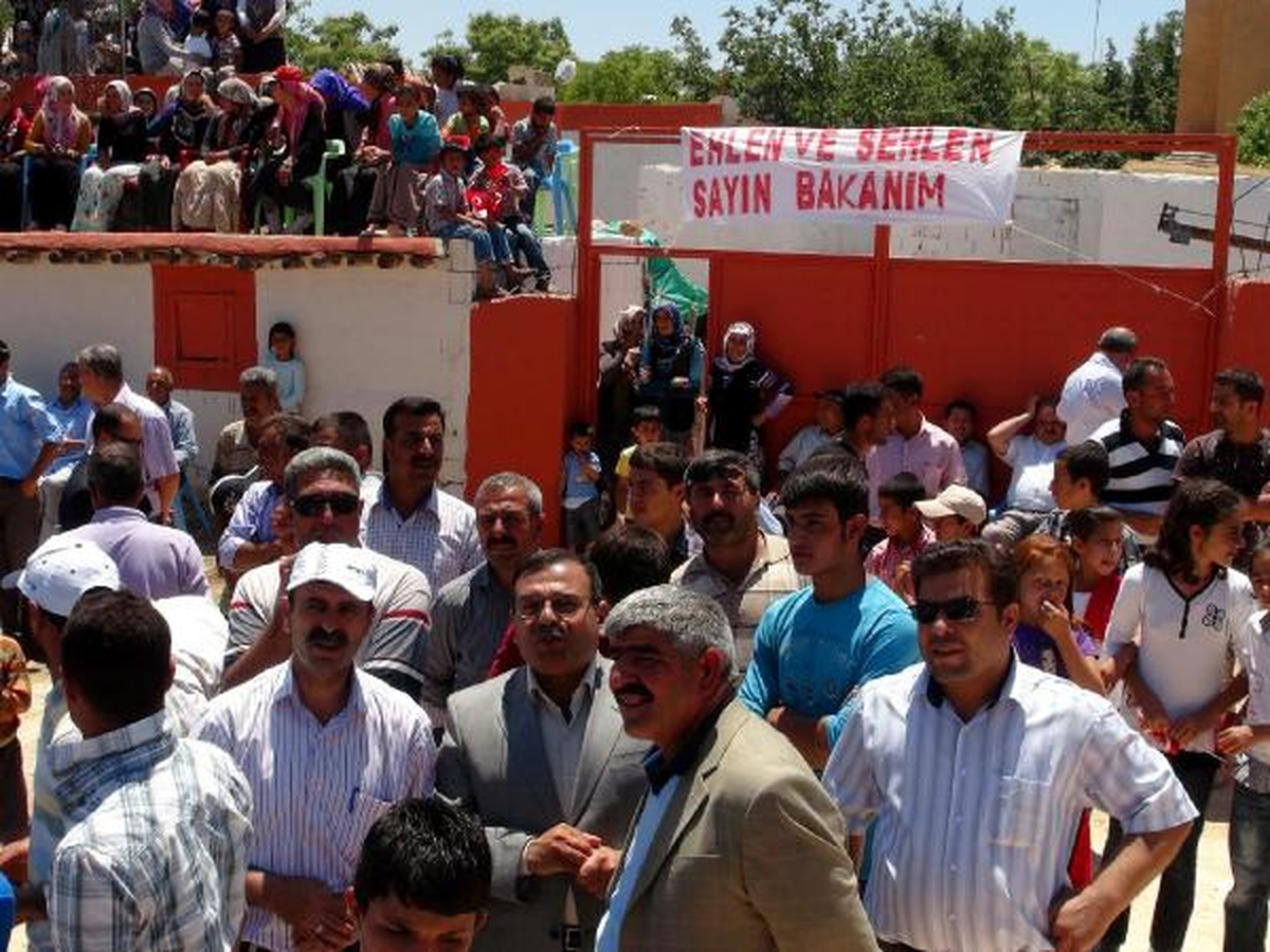 Bakan Faruk Çelik, \'Ehlen ve Sehlen Sayın Bakanım\' Pankartıyla Karşılandı