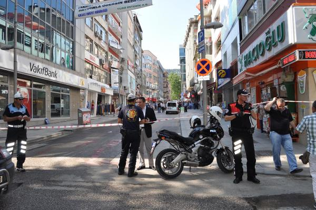 Banka Duvarına Bırakılan Boş Gömlek Plaketi Kocaeli\'nde Trafiği Altüst Etti