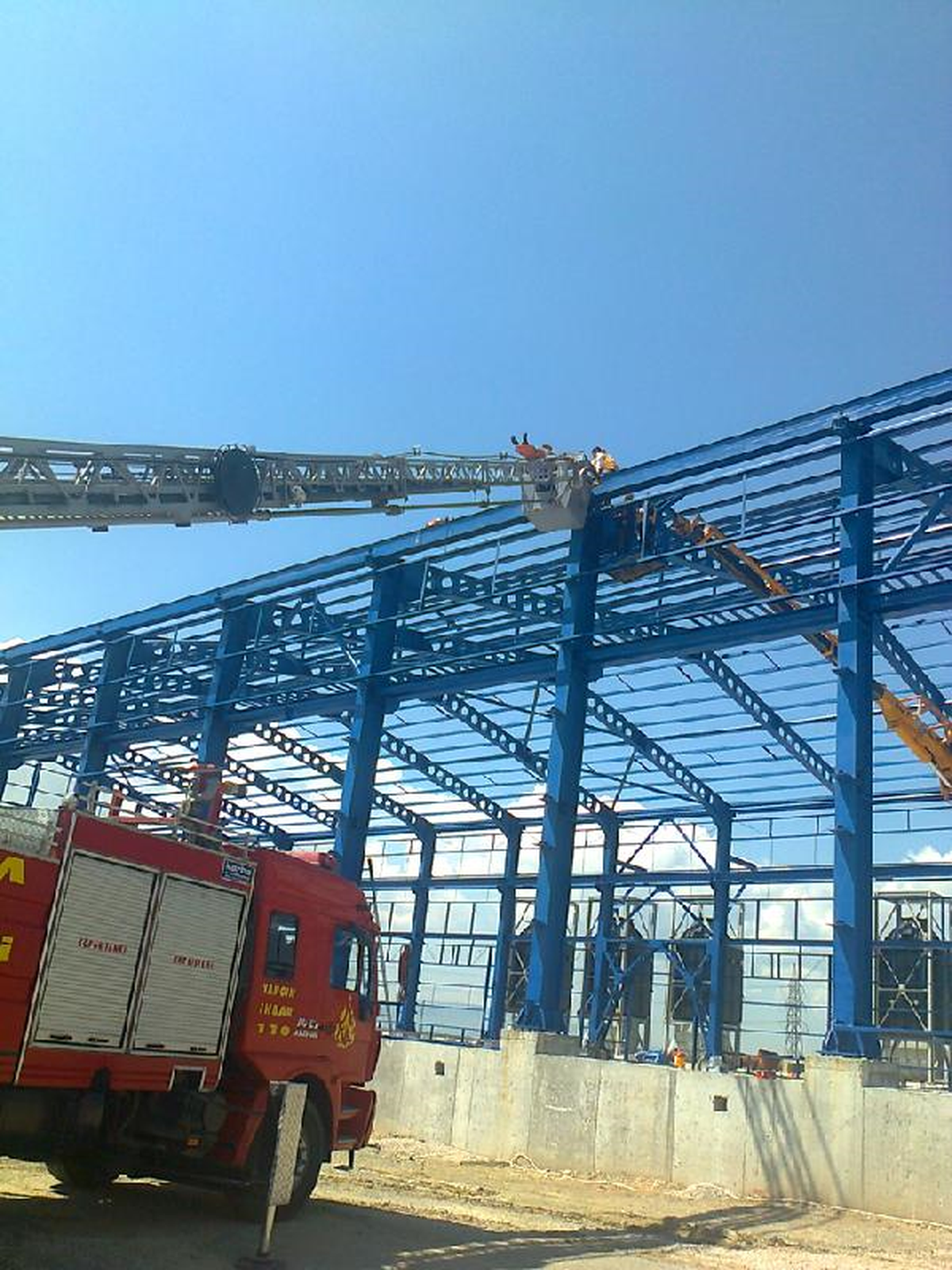 Beli Tutulan Kaynakçı Çatıda Mahsur Kaldı