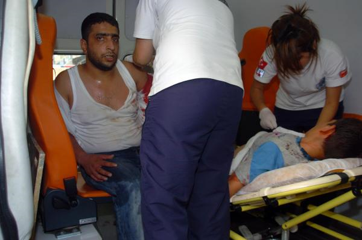 Büfeci ile Seyyar Satıcının Su Kavgası: 3 Yaralı