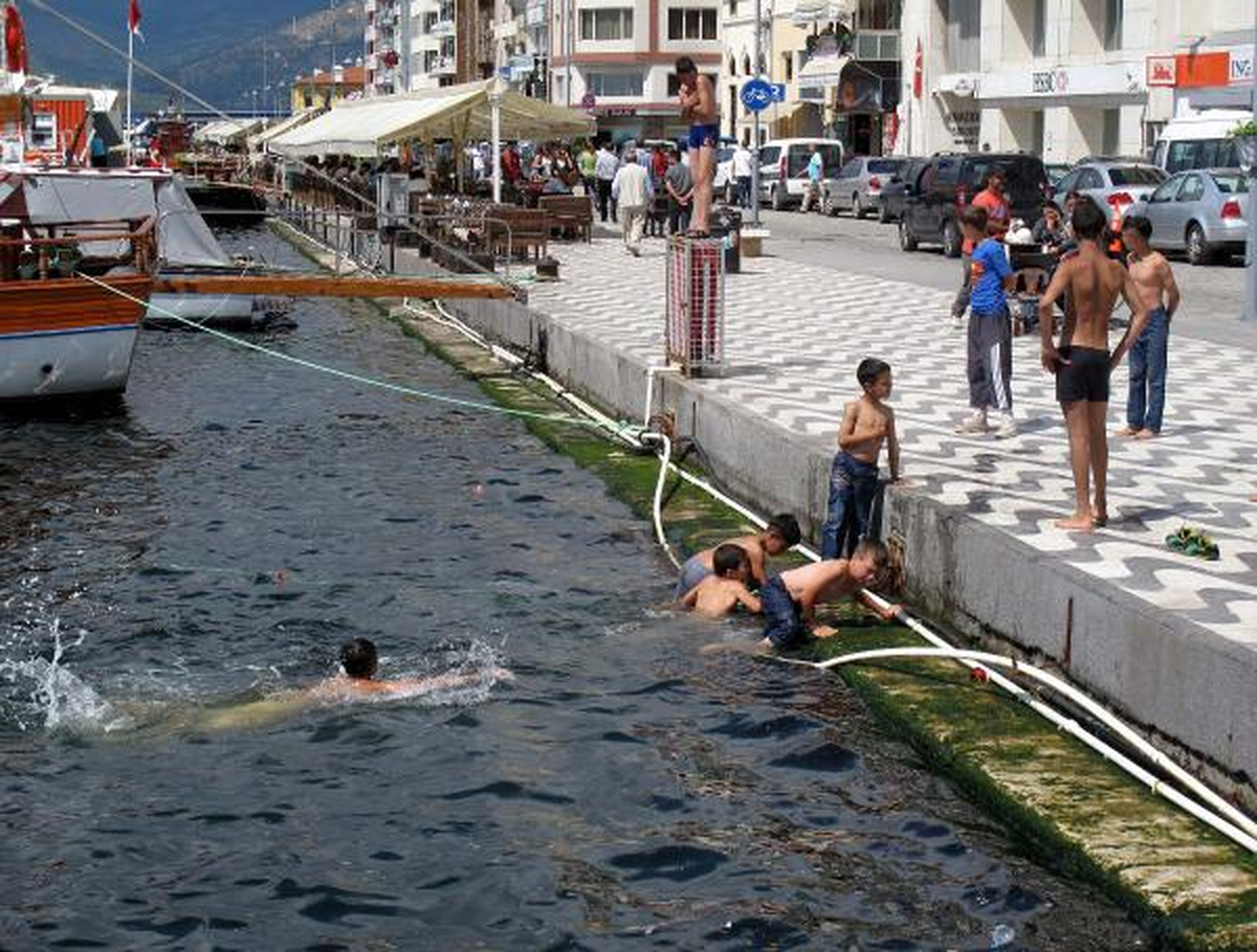 Çocuklar Birinci Kordon\'da Deniz Mevsimini Açtı