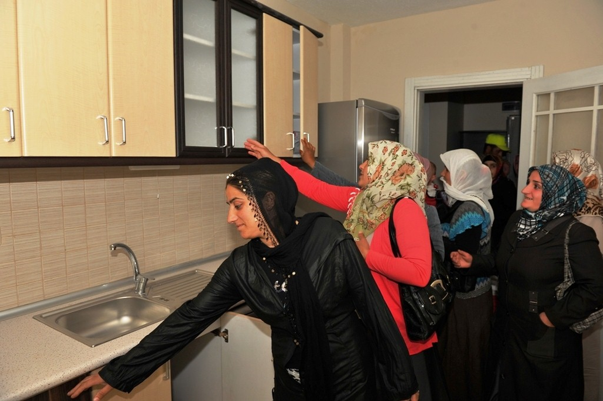 Depremzede Aileler Kalıcı Konutlardaki 'Örnek Daireyi' Gezdi