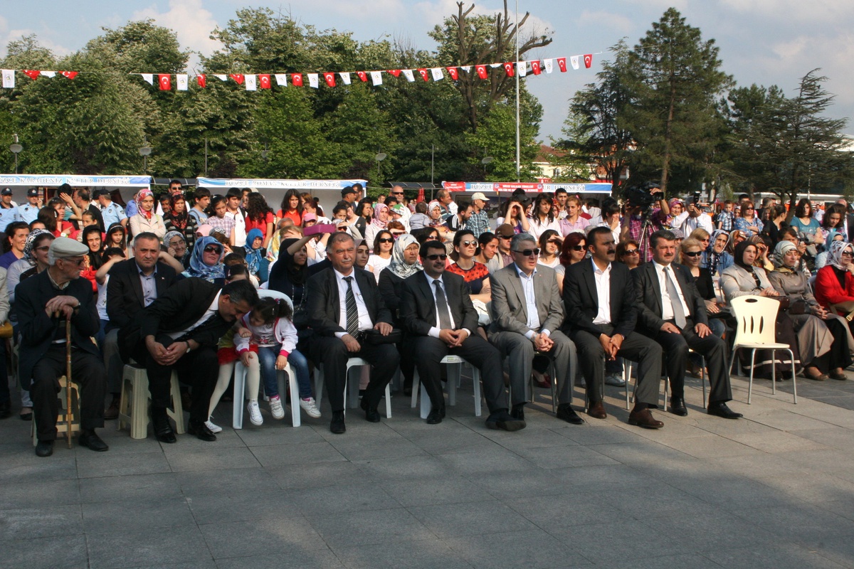 Düzce Belediyesi Halkoyunları Festivali Renkli Görüntülere Sahne Oldu