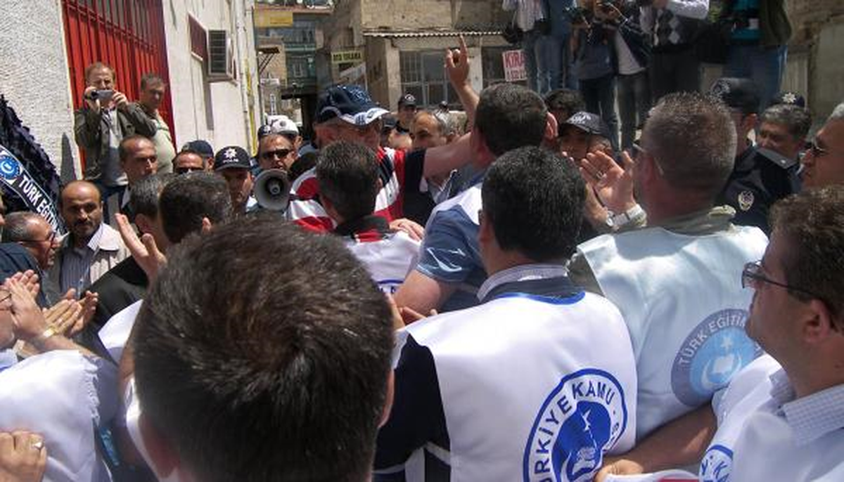 Eğitim- Sen\'in Siyah Çelenk Koymasına Polis İzin Vermedi