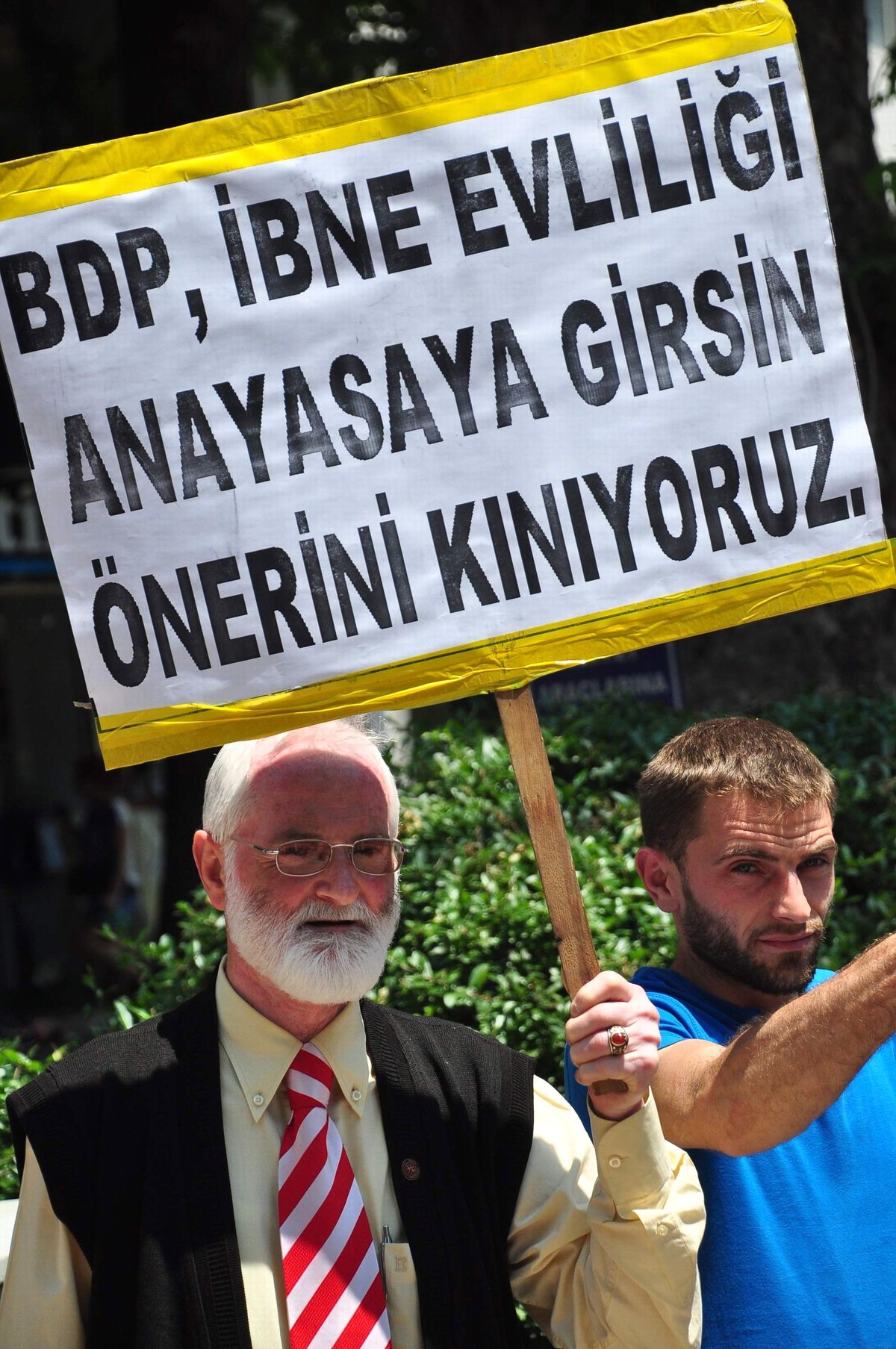Eşcinsel Evliliğine Karşı İlginç Pankart
