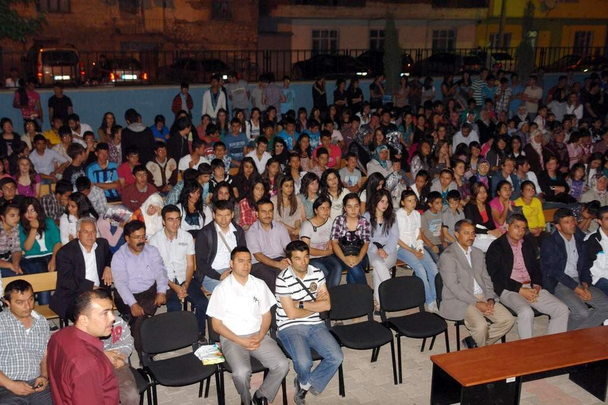 Gölbaşı Lisesi\'nden Şiir ve Müzik Dinletisi